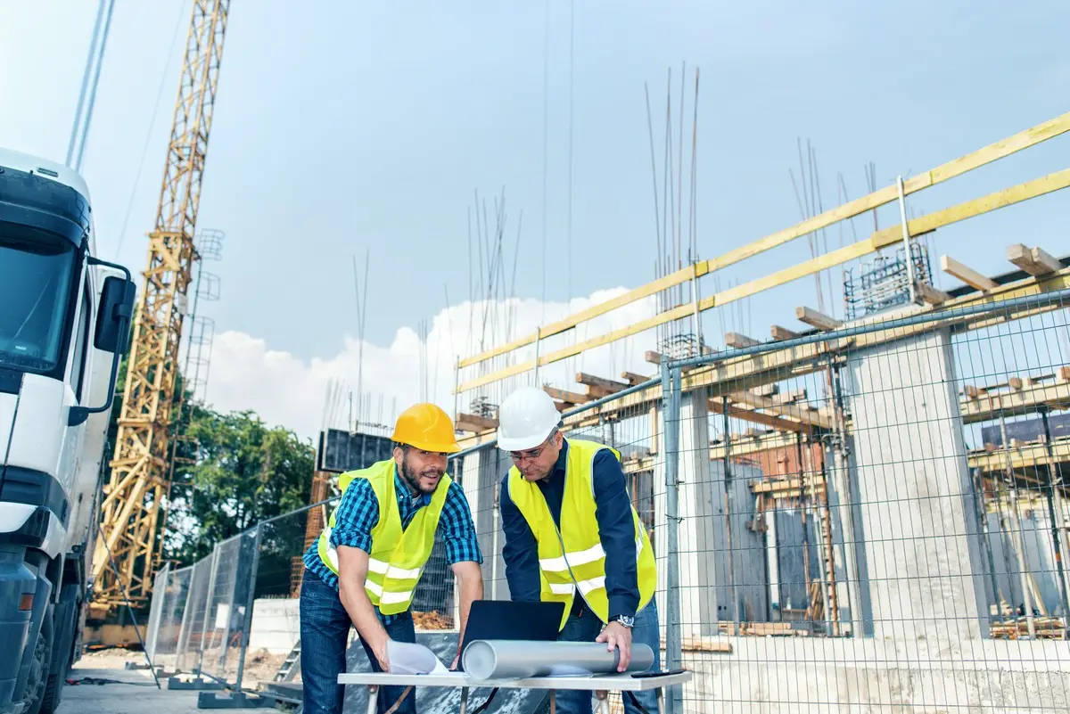 inżynierowie przeglądający plany architektoniczne